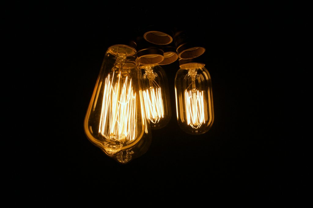 Lampen als symbool voor licht werpen op de zaken.